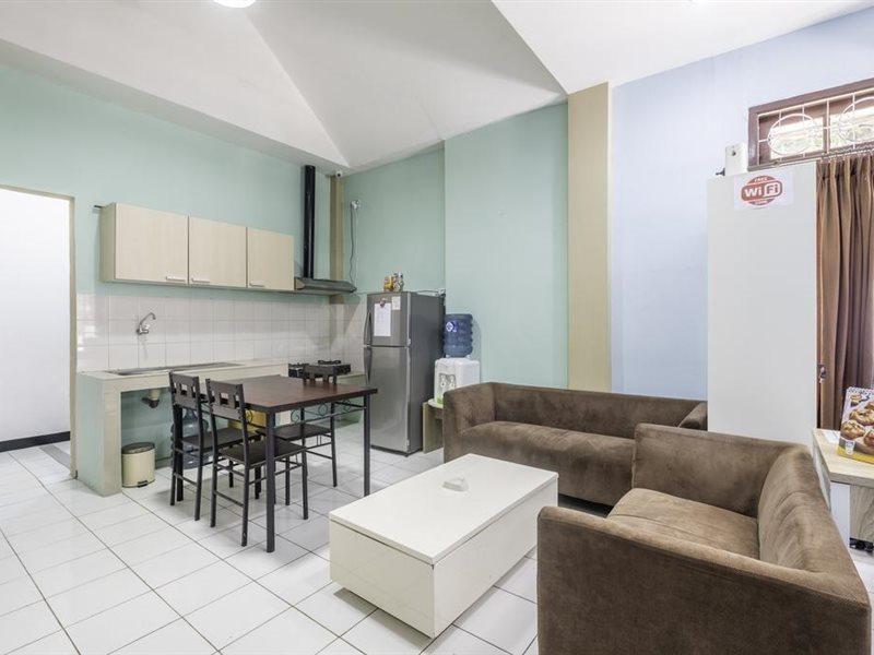Super Oyo 1568 Stasiun Ka Cirebon Guest House Екстер'єр фото