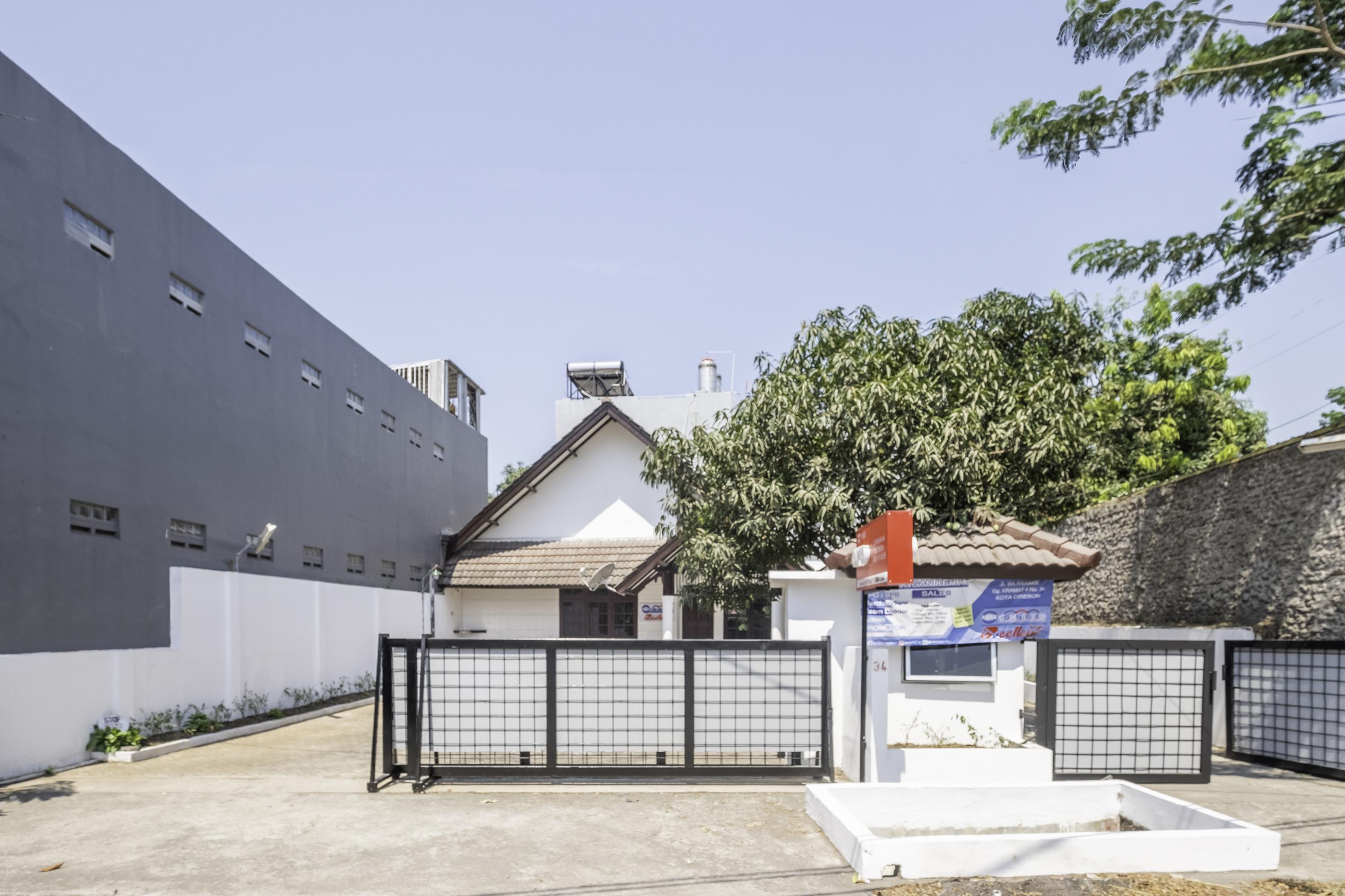 Super Oyo 1568 Stasiun Ka Cirebon Guest House Екстер'єр фото