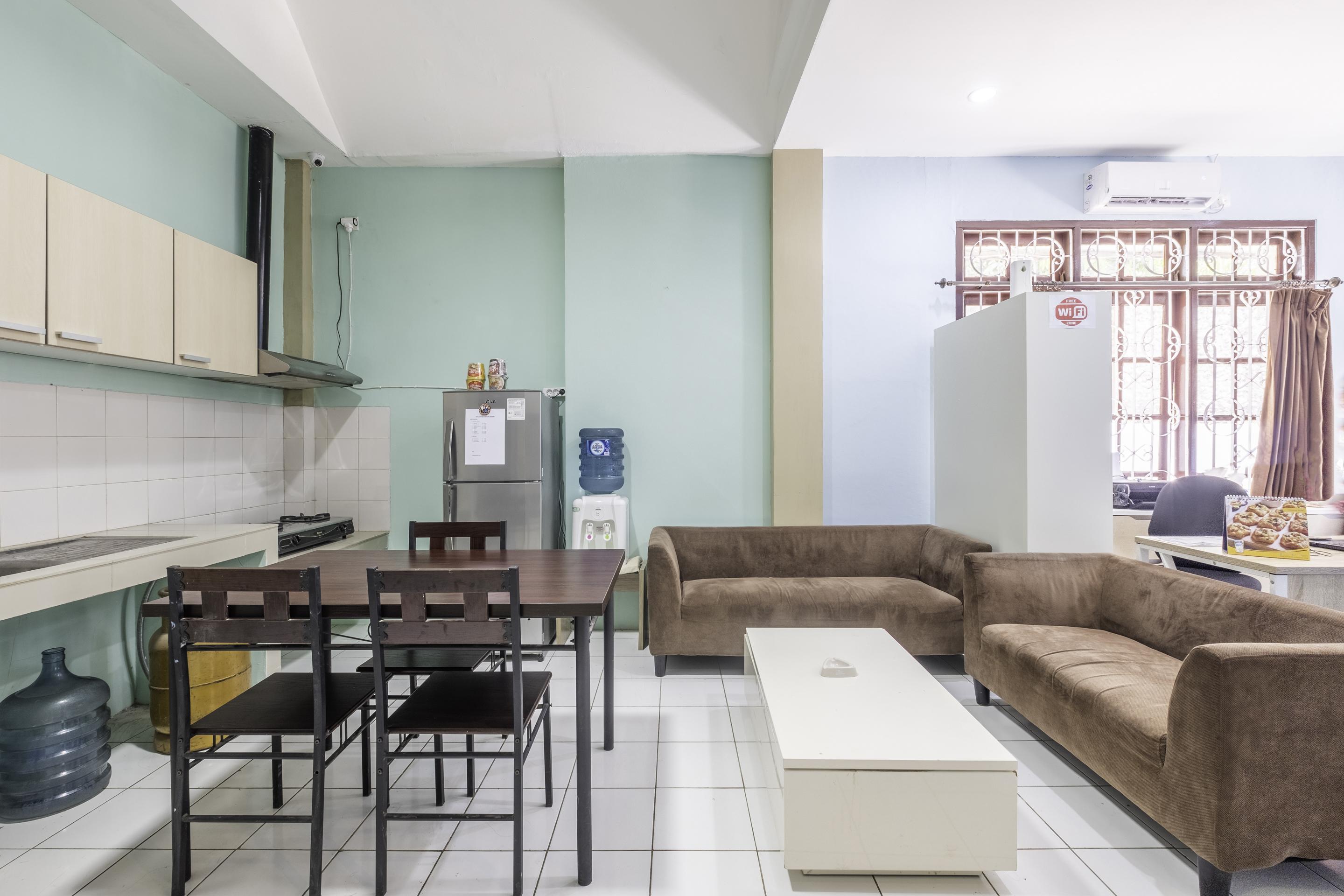 Super Oyo 1568 Stasiun Ka Cirebon Guest House Екстер'єр фото