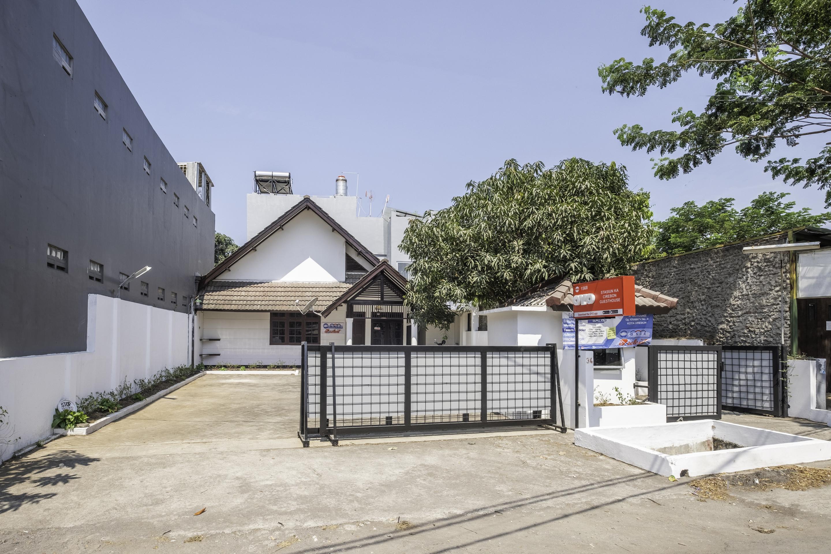 Super Oyo 1568 Stasiun Ka Cirebon Guest House Екстер'єр фото