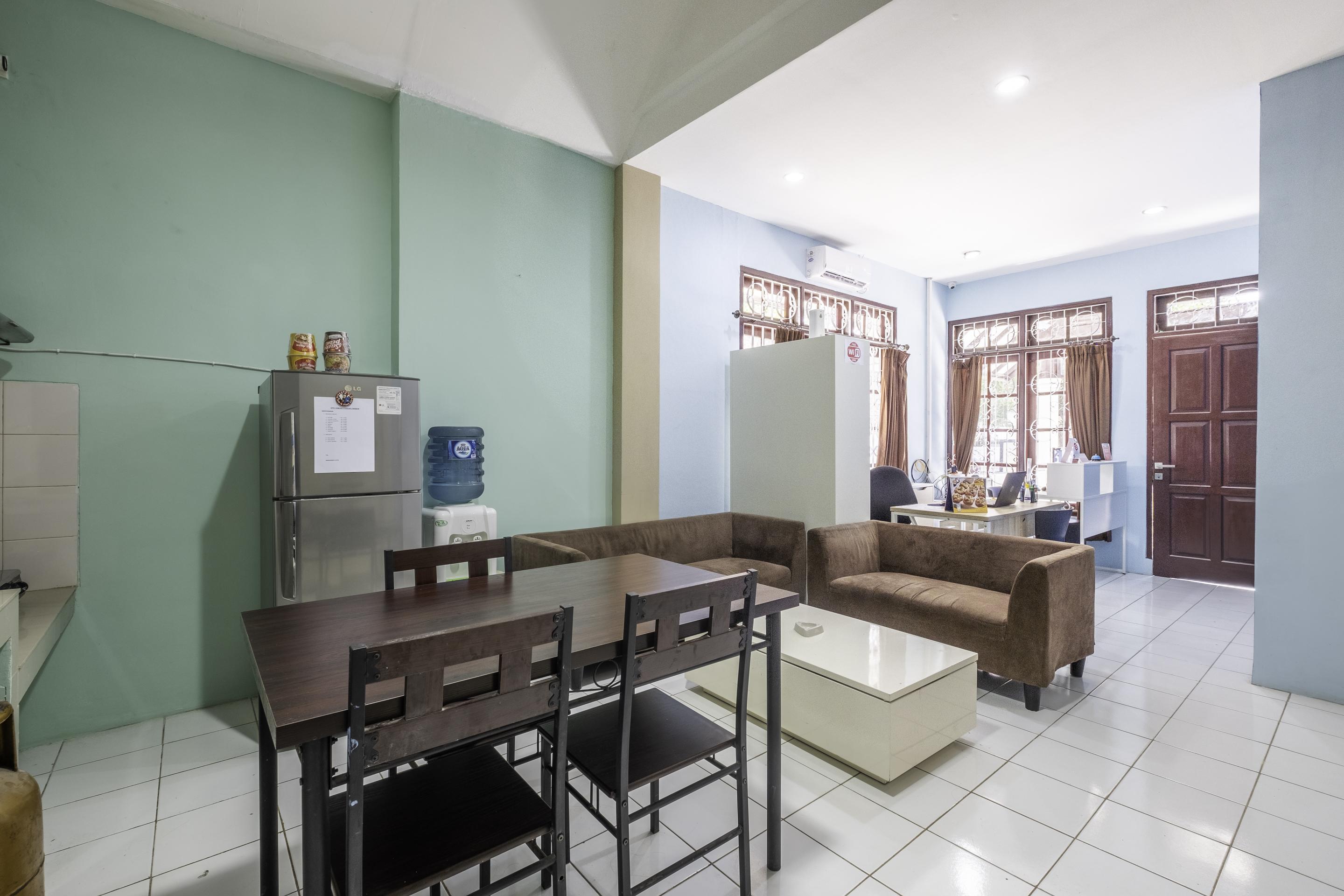 Super Oyo 1568 Stasiun Ka Cirebon Guest House Екстер'єр фото